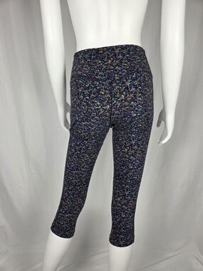 Nike Women's Cropped Capri Leggings in Black Multi-Color Print